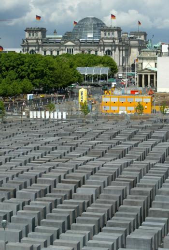Muchos criticaron el carácter 'monumental' de la construcción, su falta de significado 'directo', su negativa a incluir aclaraciones de ningún aspecto.