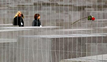 El lugar atrae ya a los visitantes, pese a una valla de metal que los mantiene a distancia, y que será desmantelada el jueves, cuando se abra al público el Monumento a los Judíos Asesinados de Europa.