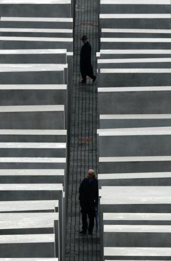 El interior del monumento es irregular, con losas inclinadas que intentan recordar la desorientación de las víctimas del Holocausto. No hay placa, inscripción ni estatuas que sugieran a los visitantes lo que deben pensar o sentir.