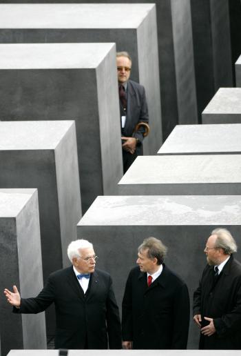 El presidente del parlamento, Wolfgang Thierse, se sumó a numerosos dirigentes judíos y al canciller Gerhard Schroeder para la ceremonia inaugural al pie del extenso monumento, erigido cerca de la famosa Puerta de Brandemburgo, en el centro de la ciudad.
