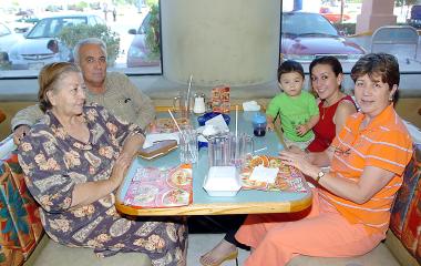 -Julio Cueto, Tita de Cueto, Vicky Cueto, Monse y Alberto Cueto.