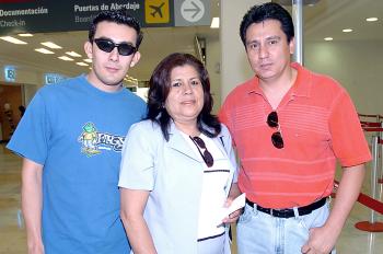 Alejandrina y Manuel Antonio Aguilar viajaron al DF y fueron despedidos por César Aguilar.