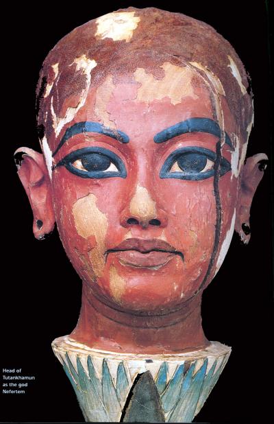 Hawas aseguró que las facciones de la cara de Tutankamón en el busto de madera, en el que está representado sobre la cabeza del dios faraónico Nefertón, son muy similares a la réplica hecha por el equipo de peritos. La estatua mostrada hoy por Hawas fue encontrada en la tumba del faraón en 1922 y ahora se ha descubierto que guarda una gran similitud con el modelo realizado por los expertos.