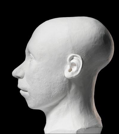 Sobre este modelo, los expertos aplicaron un molde de silicona, al que se puso el color del cutis, los ojos, el cabello y los labios, de acuerdo con las antiguas estatuas y pinturas en las que el faraón aparece representado.