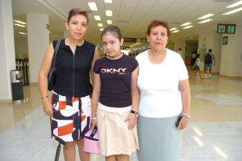 Julia Vázquez y Carolina Siordia viajaron a Villahermosa Tabasco y las despidió Lilia Karam.
