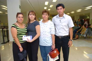 12 de mayo 

Tania Cárdenas viajó a Oaxaca y fue despedida por Nena Chávez, Nubia y Dante Cárdenas