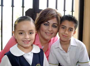 Alejandra de De la Peña, junto a sus hijos Hugo y Alexa.