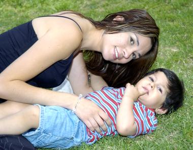 Alma Gómez de Gallegos con su hijito Luis Enrique.