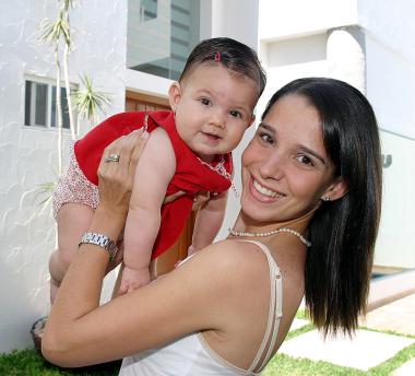 Begoña Galán Sada y su pequeña Fernanda.