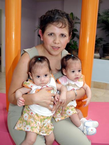 Brenda Idalia Borrego Vaquera con sus hijas Mariel y Brenda.