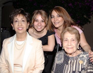 Carmen  Acuña de Meléndez, Patricia de López, Patricia de Pérez y Patricia Pérez, forman cuatro generaciones.