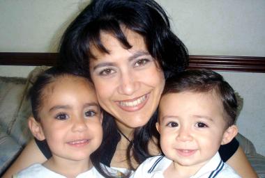 Carmen  Acuña de Meléndez, Patricia de López, Patricia de Pérez y Patricia Pérez, forman cuatro generaciones