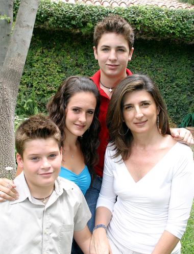 Cecilia González de Sáenz con sus hijos, Lucía Paola e Ignacio.