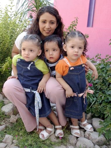 Claudia Ramírez Collazo, con sus trillizos Fátima Abigail, Claudia Saraí y Ángel Márquez Ramírez.