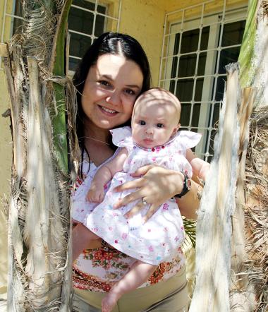 Claudia Villalobos y su pequeña Valeria.