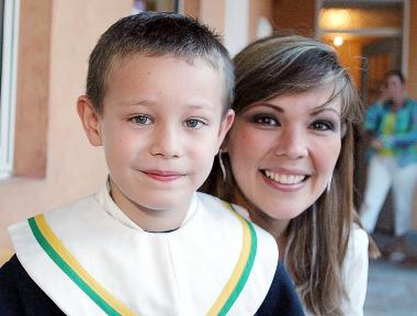 Daniela de González, con su pequeño Ricardo González.