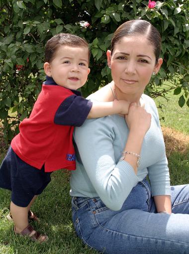 Helen González con su pequeño Ricardo