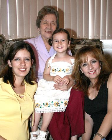 Hila de Parra, María Catalina Saldaña, Katia Parra y Natalia González Parra