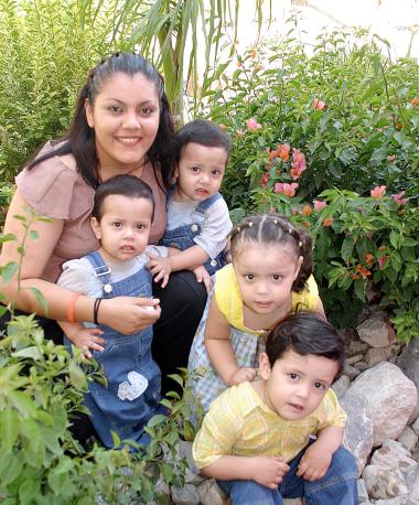 Hortensia Saldaña de Palafox con sus hijos Ángela Vanesa, Ángel David, Daniel de Jesús y José Gabriel.