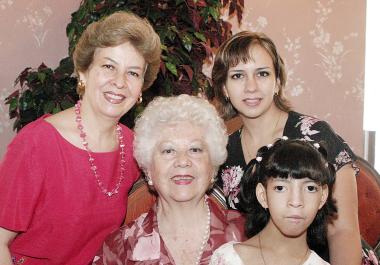 Irma Trejo de Cobián, Irma Cobián de Arellano, Lorena Arellano de Mancillas y Sofía Lorena Mancillas Arellano