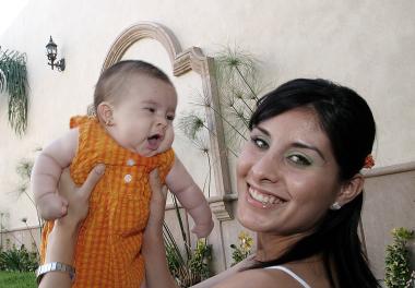Lissette Díaz de Leal carga a su bebé Regina
