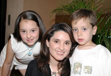 Lucy Cuesta de González, con sus hijos Diego y Sofía.
