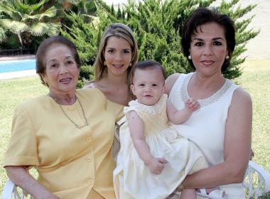Rosa Vara de García, Rosa García de Martínez, Alejandra López de Martínez y Andrea López Martínez.