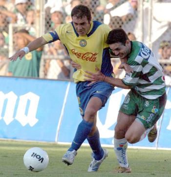Desde el primer minuto la portería del América fue visitada por los santistas, aunque también las Águilas no se quedan atrás y atacan la meta defendida por Adrián Martínez. El calor sube, los brazos de las porras locales se alzan al cielo para animar a los laguneros, mientras que la de los visitante se queda sentadita, calladita, como esperando que caiga el sol para poder moverse.