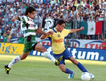 Altamirano al minuto 22 filtró un pase preciso al “Toro”, quien después de quitarse la marca de Duilio Davino sacó tiro de izquierda que atajó Ochoa cuando salió a achicar el ángulo de disparo. Nueve minutos después, el arquero americanista contuvo un lejano disparo de zurda de Rogelio “El Travieso” López. En el 41, Ochoa volvió a lucirse con un desvío a derechazo potente de Ruiz.