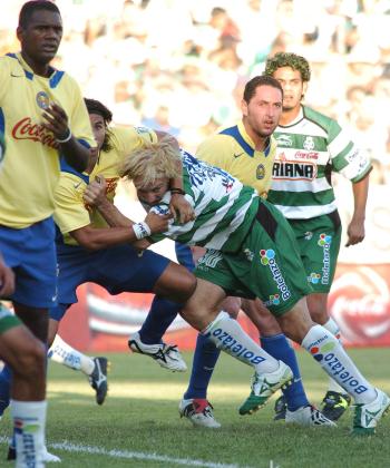 Los ataques por las bandas fueron escasos, con una pobre productividad hacia la ofensiva del capitán Héctor “Pity” Altamirano y el brasileño Junior César, quienes fueron contenidos por los jugadores cremas, aunque les faltó determinación para llegar a la línea de fondo.