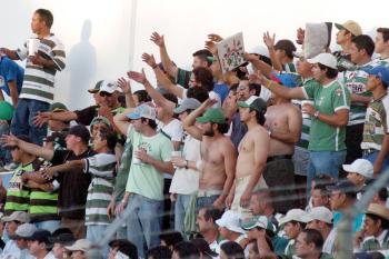 Todos querían estar presentes en el Corona como fuera, hasta arriba de la cabeza de Matías Vuoso en un espectacular, afuera del inmueble se asoman cuatro personas arriesgando la vida, todo por ver el juego.