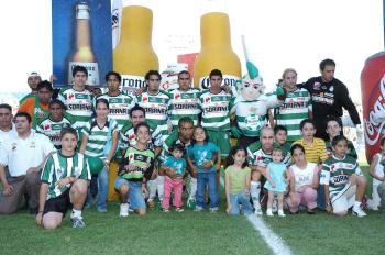 Santos Laguna regresó de una desventaja de dos goles y en la agonía del partido empató 2-2 contra las Águilas del América, en el encuentro de ida de los cuartos de final del Clausura 2005, ante un pletórico Estadio Corona.