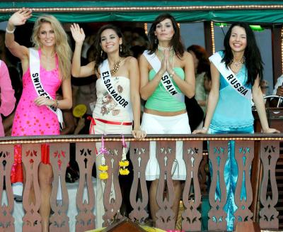 Las aspirantes a Miss Universo 2005, la española Verónica Hidalgo, lla suiza Fiona Hefti, la Sansalvadoreña Irma Dimas  y la rusa Natalia Nikolayeva saludan.