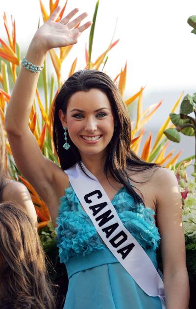 Natalie Glebova de Canadá saluda a los fotógrafos
