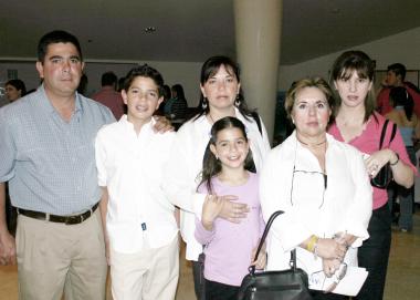 13 de mayo 
Roberto Garrido, Robertito Garrido, Genovena de Garrido, Ángeles Garza, Ángeles Arellano y Maryfer Garrido, captados en reciente acto social.