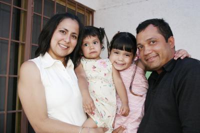 Fátima Mejía en compañía de sus papás, Víctor Mejía y Karla de Mejía y de su hermanita.