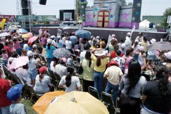 La mayor parte de las sillas ubicadas a ras de cancha en el antiguo Estadio Rosa Laguna estaban vacías, incluso los organizadores acomodaron a la gente de gradas en la zona numerada para que estuvieran todos juntos.