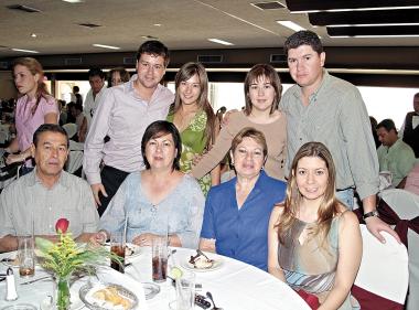 Ángeles de García en compañía de Jesús, Cat, Nora, Fernando, Nancy, Antonio y Any.