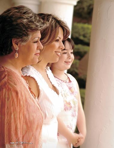 Chachis Bustos de Noriega, Brenda Noriega de Necochea y Brenda Necochea Noriega.
