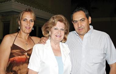 Conchita de Borrego, con sus hijos Juan Antonio y Ana Cristina Borrego Seco