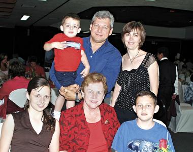 Frida L. de Sosa con su hijo Ernesto Sosa, su nuera Tony y sus nietos Neto; Fernando y Tony.
