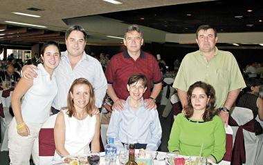 Guadalupe de Royo, Martha de Alarcón y Ana de Campas en compañía de Fernando Royo, Cecilia Royo, Alfonso Alarcón y Fernando Campos.