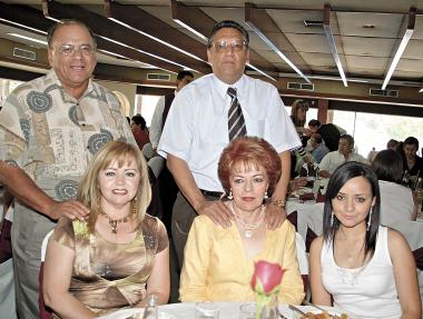 Lupita de Anaya y Mica de Arroyo en la grata compañía d Rena Anaya, Marco Antonio Arroyo y Dayanira Anaya.