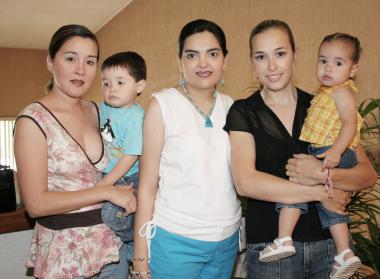 - Silvia Flores de Segura, Diego Segura, Mary Meléndez de Ramos, Iziar Galván de Cuesta y Susana Cuesta.