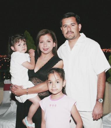 Alejandro Martínez y Adriana de Martínez con sus hijas Dany y Alexa en pasado festejo social