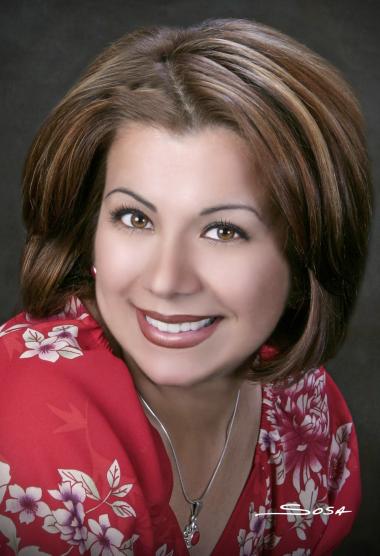 Dra. Claudia Jeannette Carlos Urbina, en una foto de estudio.