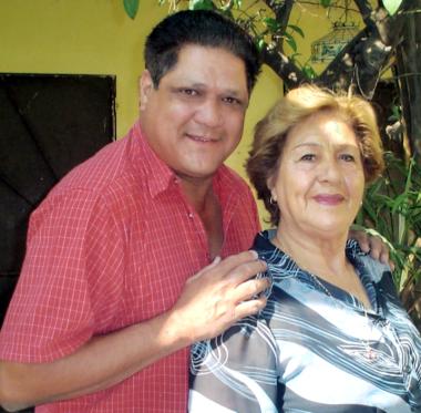 Franz Escajeda de Gutérrez con su hijo Antonio Gutérrez Escajeda.