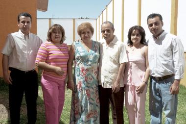 Integrantes de la familia Muños García, en pasado acontecimiento.