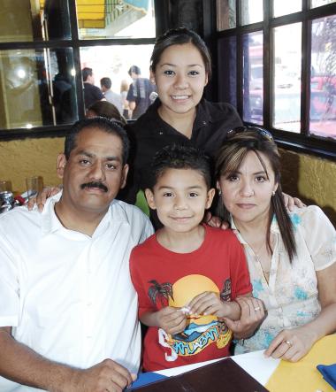Rocío García fue felicitada por Edmundo Hernández, Karla Y Edmundo Hernández García.