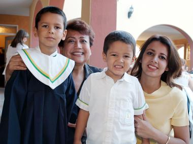 17 de mayo 

Daniel y Oscar Emilio Martínez en compañ÷ia de su abuela María Esther Miranda de Constantino y Zaide C. de Martínez.